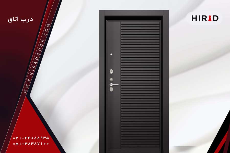 درب اتاق مشکی رنگ، طراحی شده به صورت نوارهای ظریف افقی در یک سوم درب، دارای قفل و دستگیره نقره ای